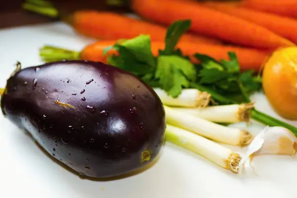 Auberginen Junge Und Alte Zwiebeln Und Karotten Auf Weißem Tisch — Stockfoto