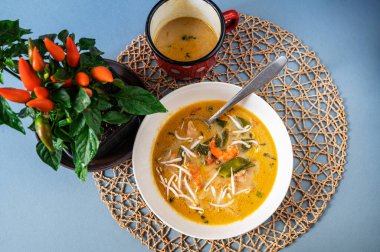 Beyaz tabakta baharatlı Asyalı 