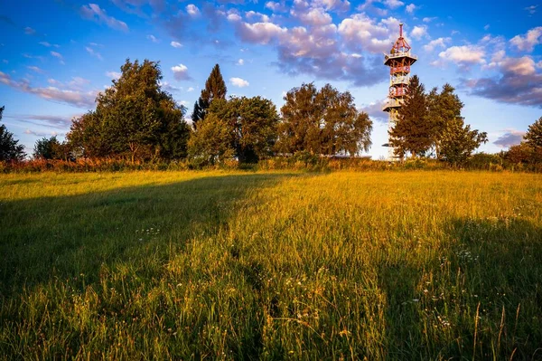 Krásný Východ Slunce Horské Louce Rozhlednou Komunikační Věží Vrcholu Hory — Stock fotografie