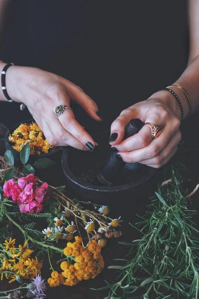 Een Vrouwelijke Wicca Heks Malen Zomerkruiden Bloemen Met Stamper Mortel — Stockfoto