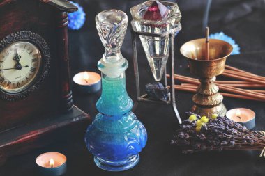 Cadı mihrabında iyi geceler iksiri görüyordum. Güzel bir iksir şişesinde mavi renkli bir sıvı. Hafif bulanık arkaplan, yanan mumlar, tütsü, kristaller, lavanta, saat.