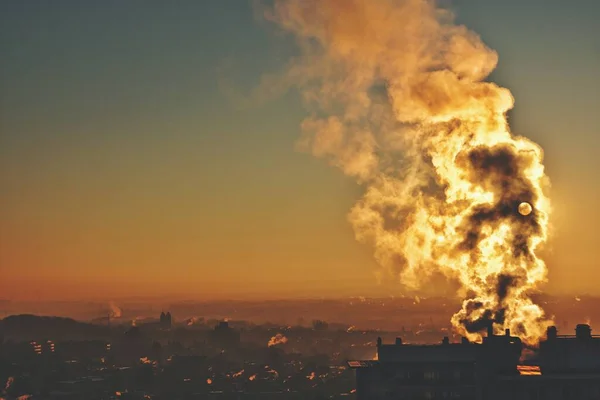 Montón Humo Que Sale Cielo Una Chimenea Fábrica Parece Que —  Fotos de Stock