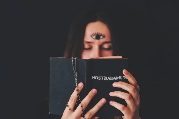 Junge Hexenfrau Mit Einem Handgeschöpften Nostradamus Prophezeiungsbuch Der Hand Geschlossenen — Stockfoto
