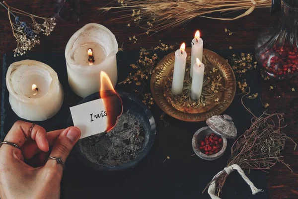 Bruja Bruja Bruja Sosteniendo Una Ardiente Paz Papel Mano Libro — Foto de Stock