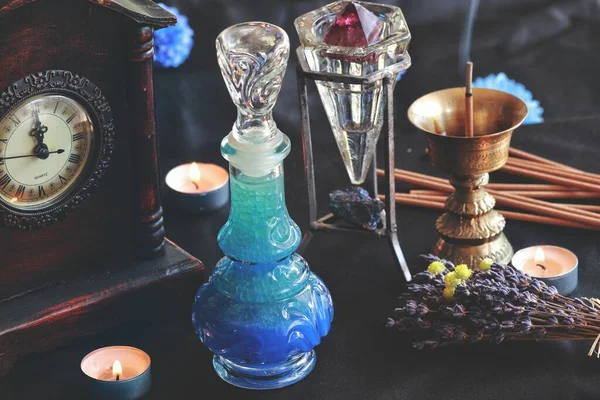 Świadomy Eliksir Dobranoc Ołtarzu Czarownicy Wiccan Niebieski Płyn Pięknej Butelce — Zdjęcie stockowe