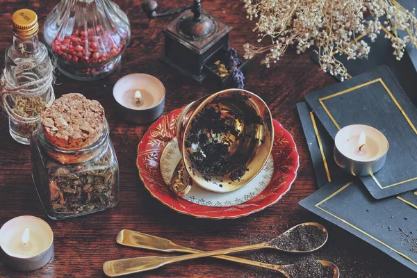 Vintage Teetasse Auf Der Seite Auf Einem Hexenaltar Zum Lesen — Stockfoto