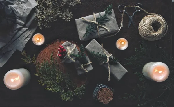 Noel Kış Gündönümü Noel Temalı Hediyeler Iplikle Sarılmış Gri Kağıt — Stok fotoğraf