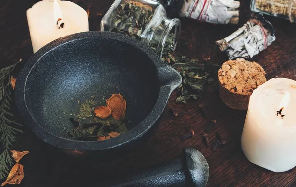 Μαγεία Κουζίνας Κάνοντας Μαγικάλ Μείγμα Μπαχαρικών Για Ένα Ξόρκι Αποξηραμένα — Φωτογραφία Αρχείου