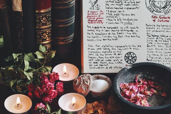 Wiccan Altar Brujas Con Libro Abierto Sombras Con Hechizo Escrito — Foto de Stock