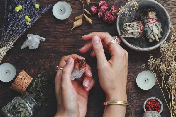 Heksen Handen Een Tafel Klaar Voor Spellingswerk Wicca Heksenaltaar Gevuld — Stockfoto