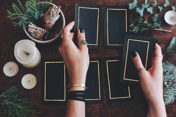 Bruxa Wicca Ler Cartas Tarô Para Prever Futuro Mulheres Mãos — Fotografia de Stock