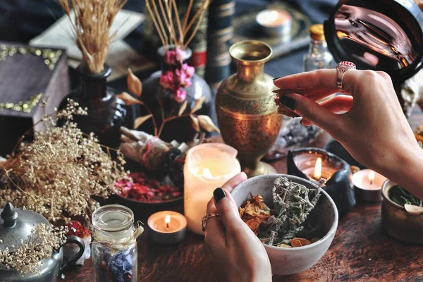 Bruja Wiccan Femenina Sosteniendo Olla Arcilla Gris Sus Manos Preparando — Foto de Stock