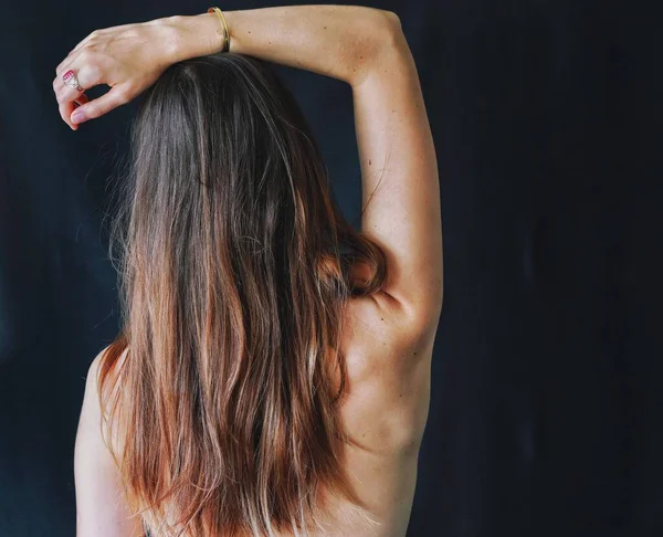 Crecer Cabello Teñido Color Natural Mujer Joven Con Pelo Castaño —  Fotos de Stock