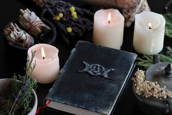 Wiccan Altar Brujas Con Viejo Libro Hecho Mano Grimorio Con —  Fotos de Stock