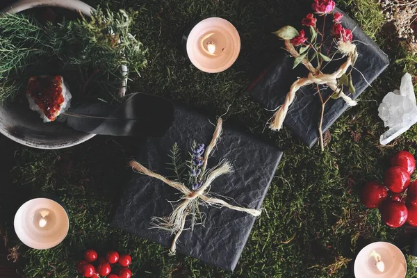 Yule Boże Narodzenie Tematyczne Płaskie Leżały Czarne Prezenty Tle Lasu — Zdjęcie stockowe