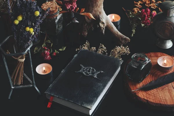 Wicca Heksenaltaar Met Hand Gemaakt Oud Uitziende Boek Grimoire Met — Stockfoto