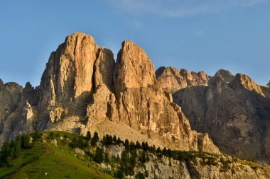 Sass dla Luesa 2603 m Passo Gardena 'ya ve Sella Grup' a ait bir dolomit kulesi..