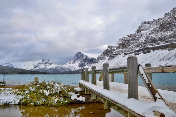 Blaues Wasser Des Bow Lake Schneebedeckte Berge Holzbrücke Graue Wolken — Stockfoto