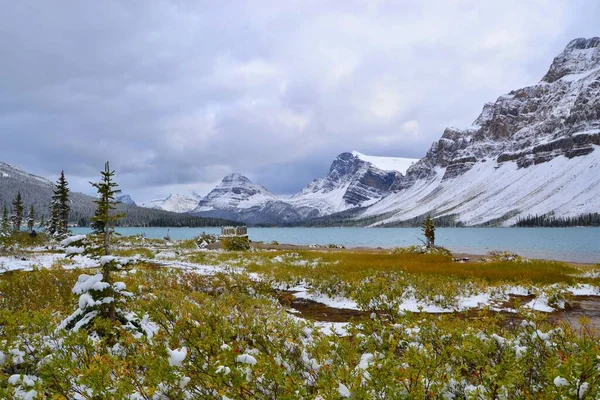 Blaues Wasser Des Bow Lake Schneebedeckte Berge Holzbrücke Graue Wolken — Stockfoto