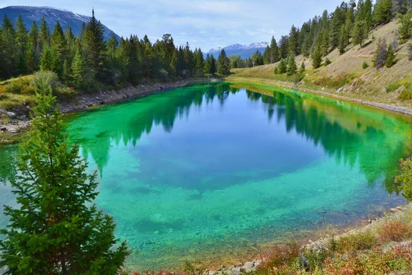 Prachtig Blauw Meer Hoog Bergen Omgeven Door Bos Valley Five — Stockfoto