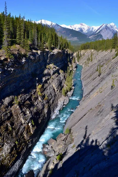 Cañón Empinado Profundo Con Río Salvaje Azul Turquesa Montañas Cubiertas —  Fotos de Stock