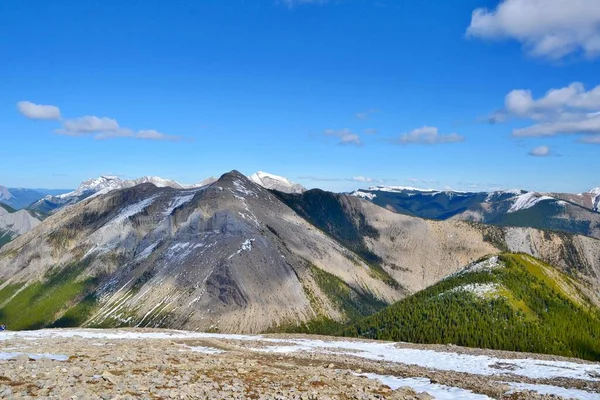 Sírová Silueta Krásné Vysoké Hory Pokryté Sněhem Zelenými Lesy Bílými — Stock fotografie