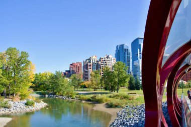 Calgary, Kanada - 5 Eylül 2014. Nehrin karşısındaki Barış Köprüsü. Güneşli bir gün, mavi gökyüzü, arka planda renkli binalar.. 