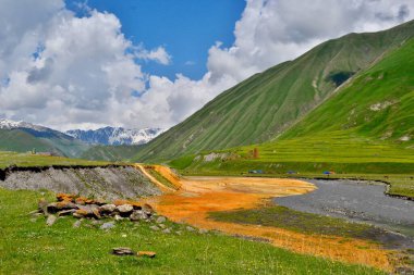 Mineral kaynaklı bir vadi, Truso Vadisi, Gürcistan.