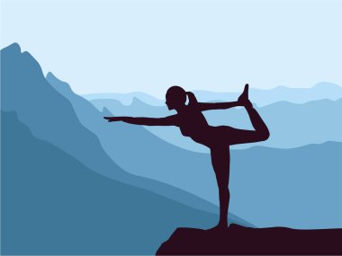 Yoga yapan bir kızın silueti. Arka planda mavi dağlar. Sağlıklı yaşam tarzı.
