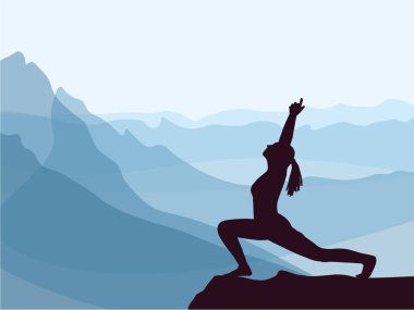 Yoga yapan bir kızın silueti. Arka planda mavi dağlar. Sağlıklı yaşam tarzı.