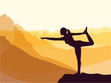 Yoga yapan bir kız silueti. Arka planda dağlar. Gün doğumu, yoga güneşi selamı. Sağlıklı yaşam tarzı.