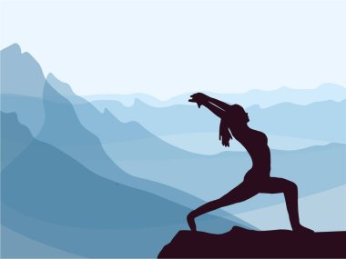 Yoga yapan bir kızın silueti. Arka planda mavi dağlar. Sağlıklı yaşam tarzı.