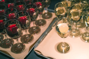 Ayrı tepsilerde kırmızı ve beyaz şarap servisi.