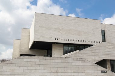 Vilnius şehir merkezindeki Litvanya Ulusal Sanat Galerisi mimarı Audrius Bucas, Darius Caplinskas ve Gintaras Kuginis tarafından yapılmıştır.