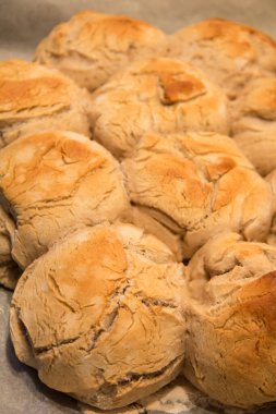 Ev yapımı muz ve bal ekmeği.