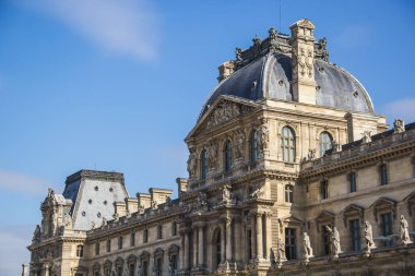 Louvre Müzesinin (Muse du Louvre) ana binası açık bir günde
