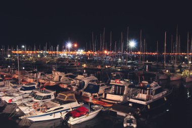 Liman Limanı Anchorage kıyısı boyunca Akşamları birçok gemiyle