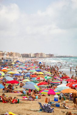 Renkli Şemsiyeli Kalabalık Plaj 