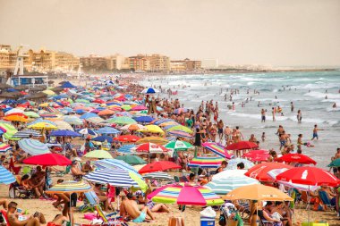 Renkli Şemsiyeli Kalabalık Plaj 