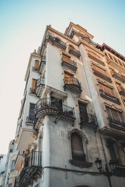 Pencereleri ve Balkonları olan Köşe Apartman