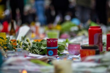 Brüksel / Belçika - 24 Mart 2016: Mumlar ve çiçekler. 23 Mart 2016 'daki terör saldırılarının ertesi günü. Brüksel halkı kurbanlar için yas tutuyor