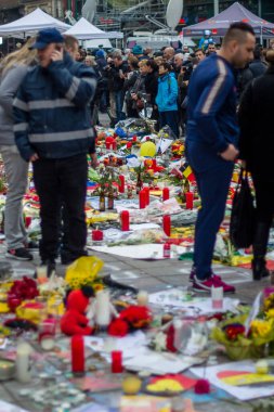 23 Mart 2016 'daki terör saldırılarının ertesi günü. Brüksel halkı kurbanlar için yas tutuyor