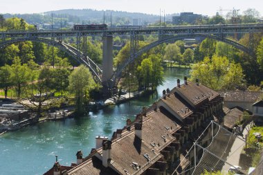 Bern İsviçre 'de nehrin tepesindeki tren rayları.