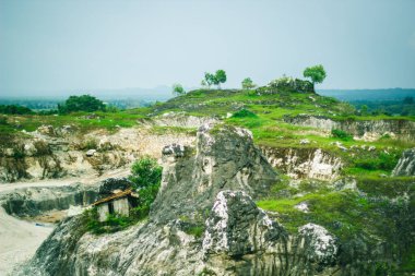 Madura, Java Endonezya 'daki Taş Madeni Tebeşir Tepesi (Bukit Kapur Jaddih)