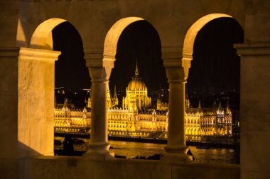 Budapeşte 'deki Meclis Binası geceleri sütunlar tarafından çerçeveleniyor