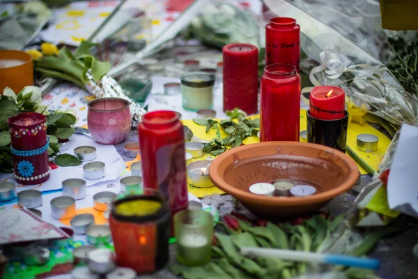 Bruselas Bélgica Marzo 2016 Velas Flores Día Siguiente Los Atentados —  Fotos de Stock