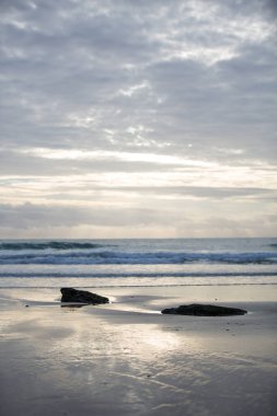 Kayalar, Kum, Kumsal ve Mavi Gök