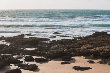 El Palmar de Vejer, Cadiz, Endülüs kıyısındaki kayalar ve kumlar