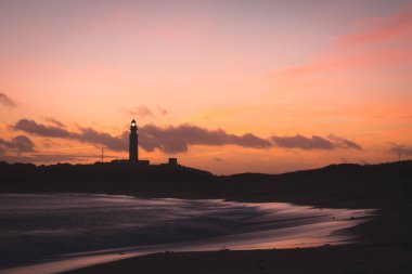 İspanya 'nın güneyinde Alacakaranlık Günbatımında Cape Trafalgar Deniz Feneri' nin Silueti