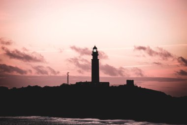 İspanya 'nın güneyinde Alacakaranlık Günbatımında Cape Trafalgar Deniz Feneri' nin Silueti